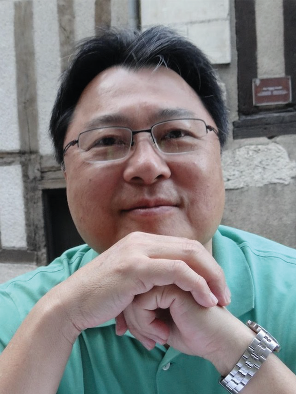 Man, black short hair, using glasses, green shirt