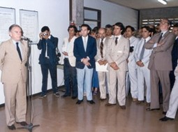 Inauguração do prédio principal do DEMa em novembro de 1986, com a presença do Ministro de Ciência e Tecnologia Renato Archer. Antes disso, as atividades do departamento eram realizadas na área sul do campus, onde hoje funcionam alguns departamentos do Centro de Educação e Ciências Humanas.